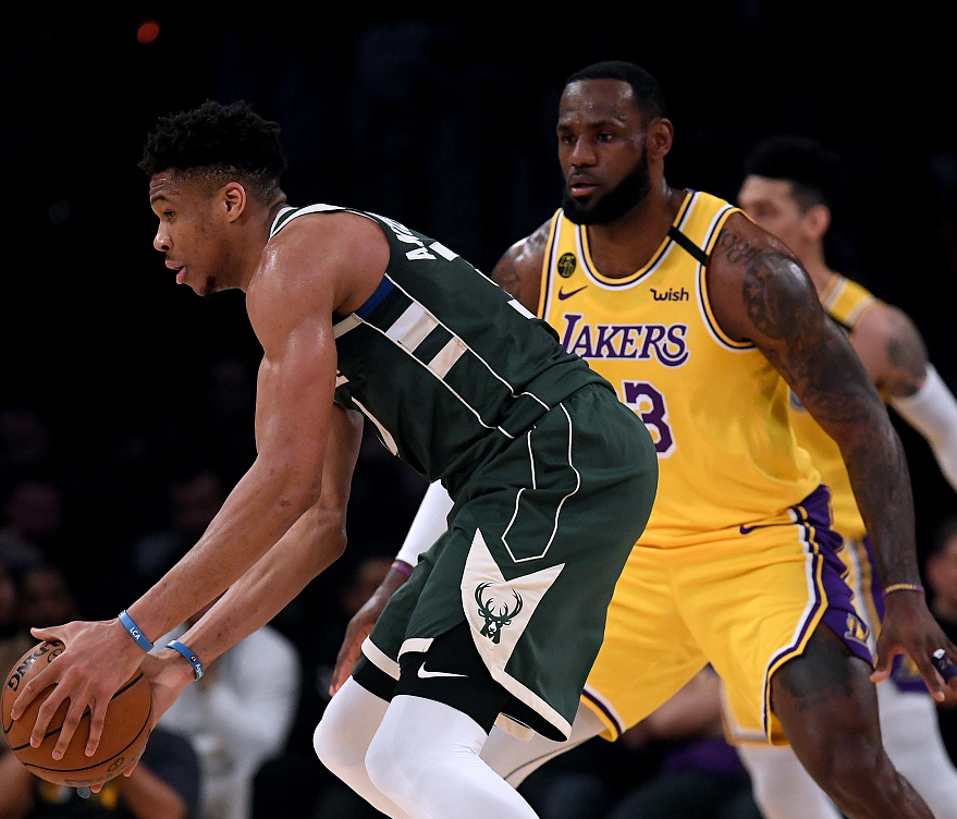 湖人队战胜雄鹿再夺胜利，夺冠