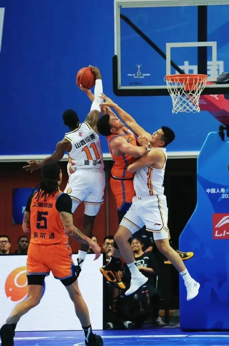 熊猫体育手机客户端-关键时刻表现出色，带领球队逆转胜出