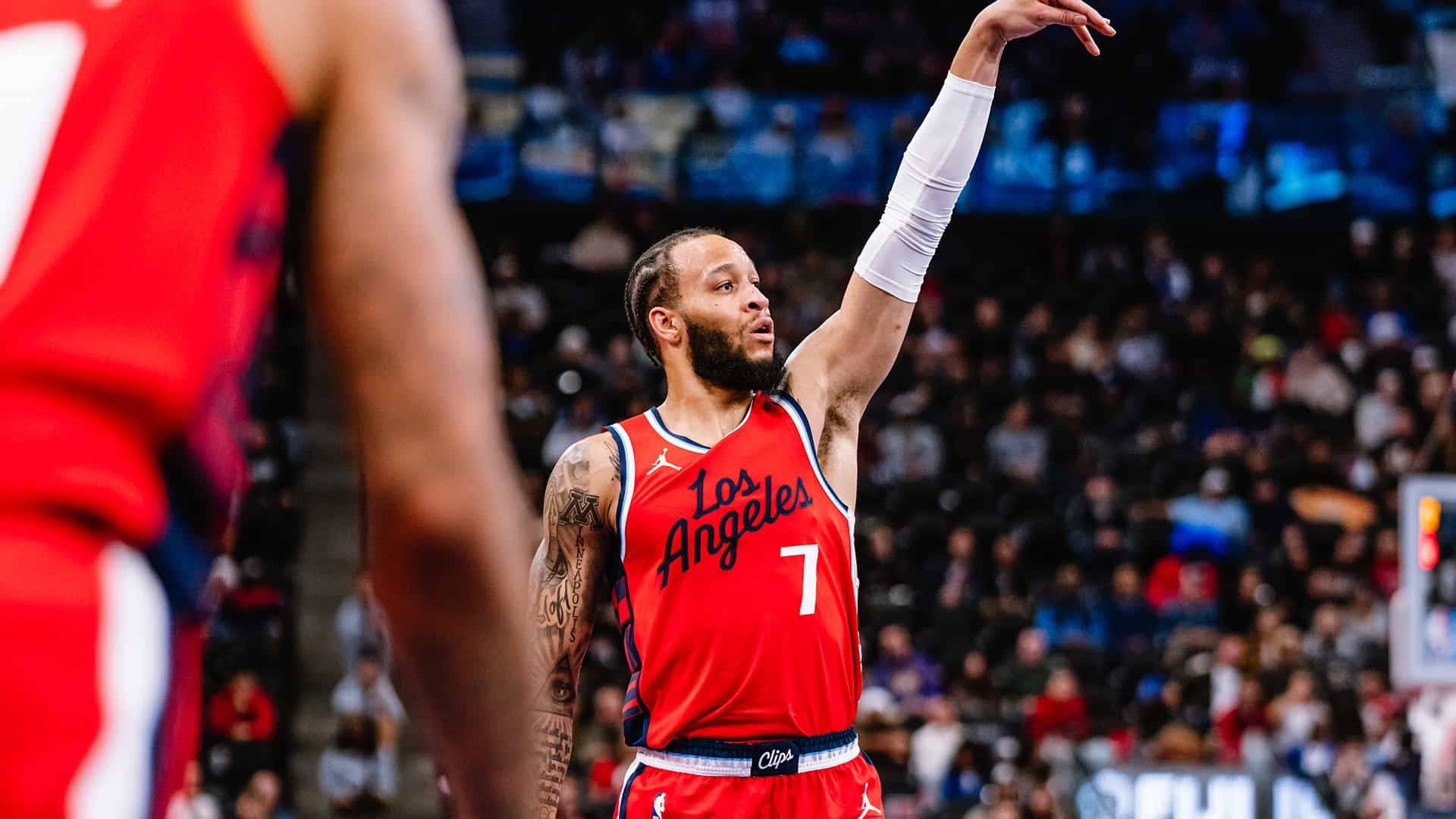 雄鹿全队投篮命中率高，轻取对手取得胜利