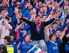 球场好戏不断,观众乐不思蜀 球场好戏不断,观众乐不思蜀