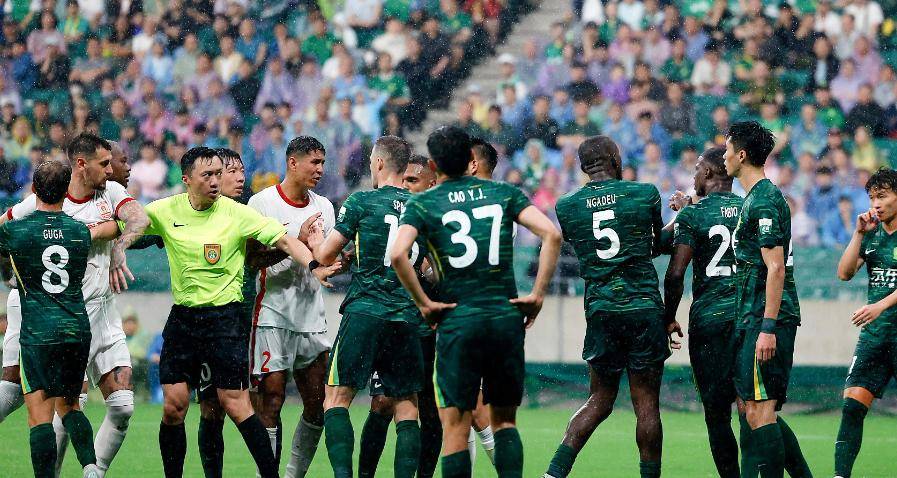 体育赛事直播-亚冠洲杯赛场上的一幕悲欢离合