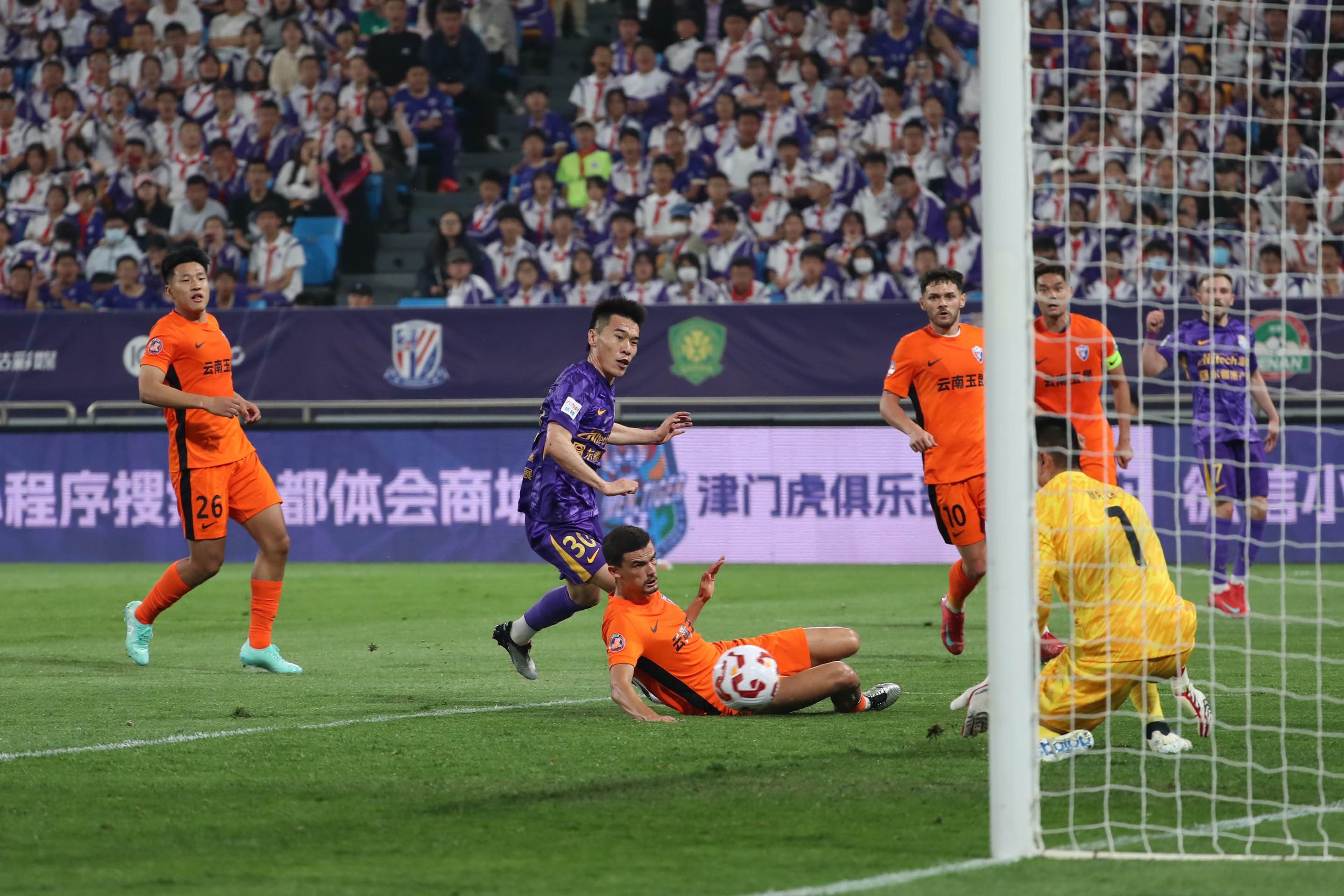 本赛季国内足球比赛首轮火爆展开